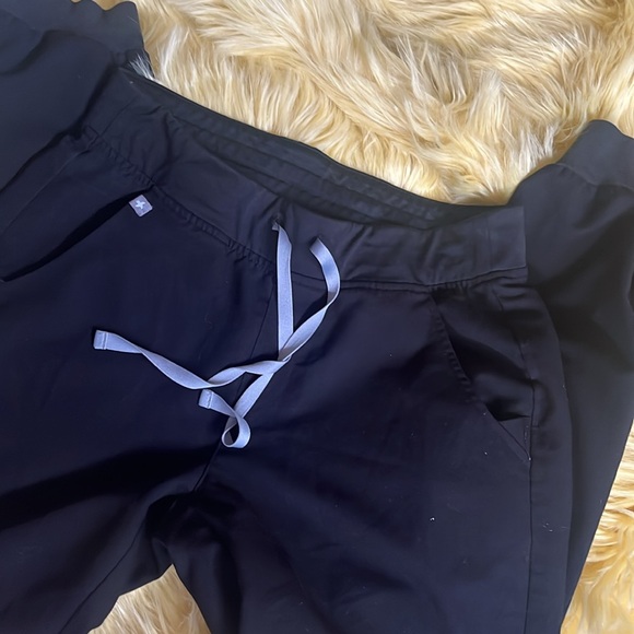 FIGS Zamora black jogger scrub pants - Picture 2 of 5